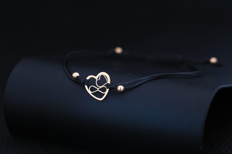 Bransoletka z symbolem wiecznej miłości – czarna nić i złote serce.jpg