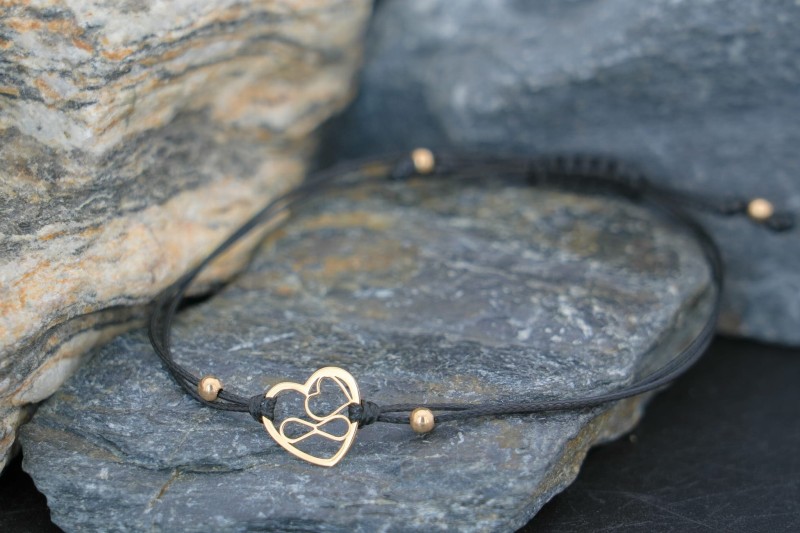 Złota bransoletka sznurkowa z sercem i znakiem nieskończoności.jpg