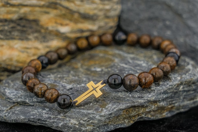 Złoty krzyż bransoletka dla mężczyzny ze złota i naturalnych kamieni.jpg