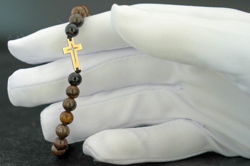 bransoletka krzyżyk z kamieniami.jpg