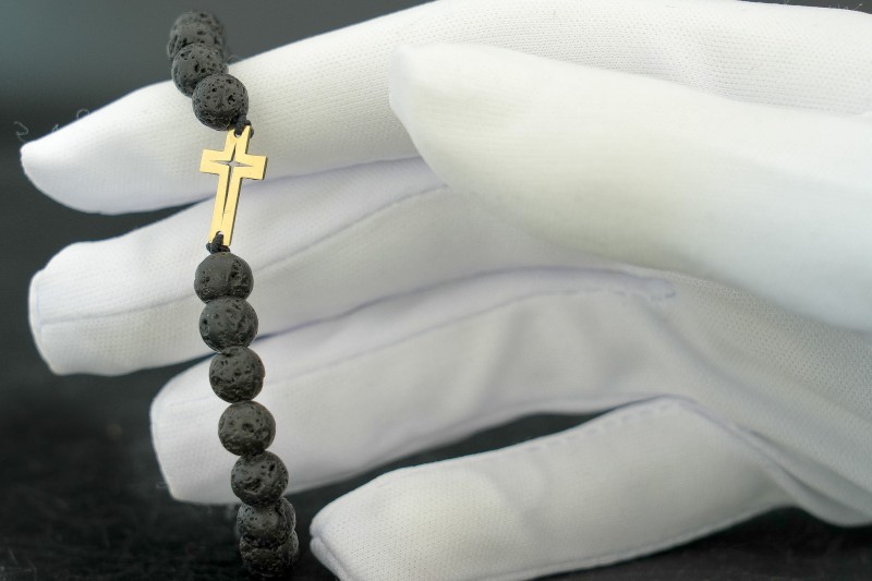 złoty krzyżyk z kamieniami bransoletka na rękę meska.jpg