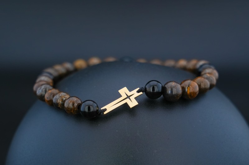 krzyżyk bransoletka z naturalnymi kamieniami.jpg