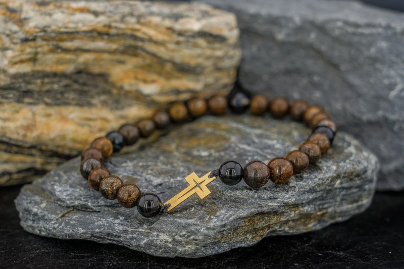 krzyżyk bransoletka z kamieniami.jpg