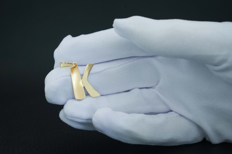 bizuteria-personalizowana-zloty-inicjal.jpg