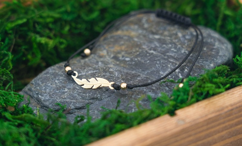 bransoletka sznurek pióro.jpg