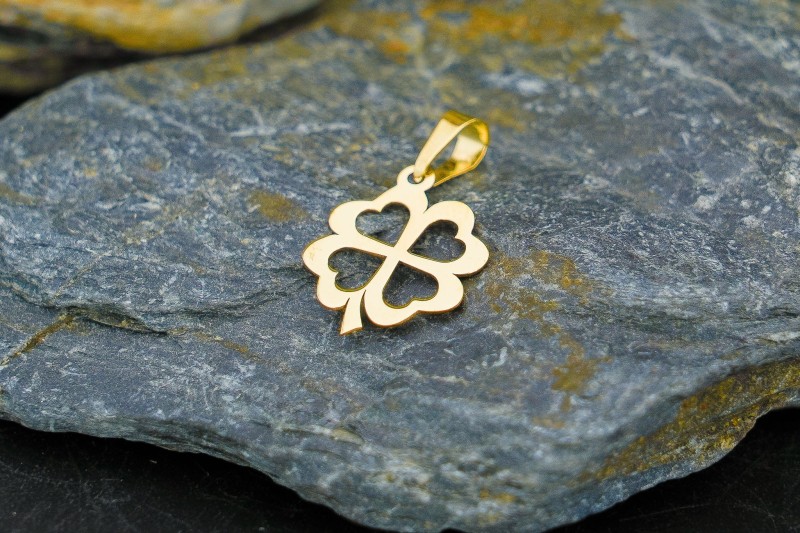 Złota zawieszka wisior koniczynka.jpg