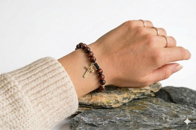 zdjęcie bransoletki z krzyżem prezentowanej na dłoni.jpg