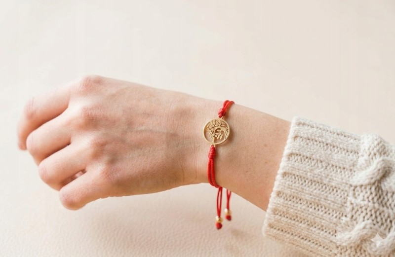 bransoletka złota drzewko szczęścia na dłoni.jpg