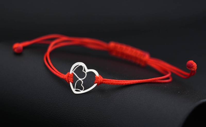 talizman-milosci-czerwona-nitka-srebrne-serduszka.jpg.jpg