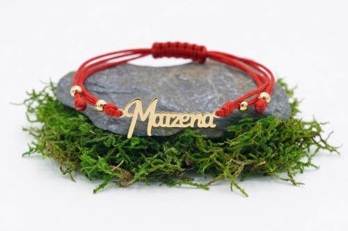 Złota bransoletka na czerwonym sznurku z imieniem „Marzena”585