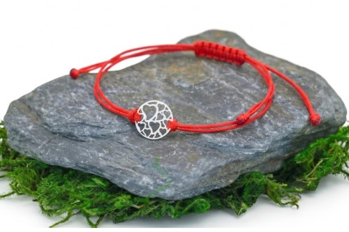 Srebrna Bransoletka na Czerwonym Sznurku – Ażurowe Koło z Sercami