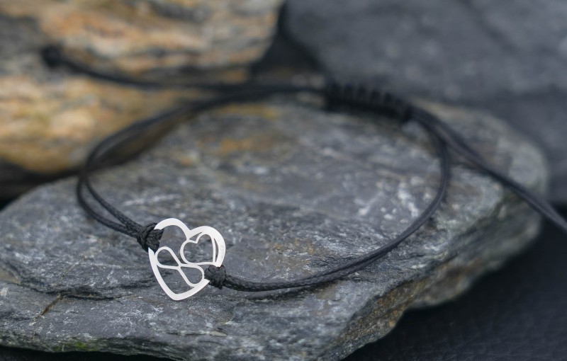 prezent-na-rocznice-bransoletka-czarny-sznurek-serce.jpg.jpg