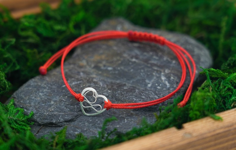 srebrna-bransoletka-czerwony-sznurek-serce-nieskonczonosc.jpg