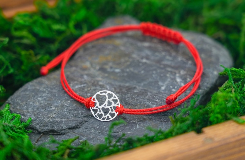 srebrna-bransoletka-czerwony-sznurek-kolo-serca.jpg