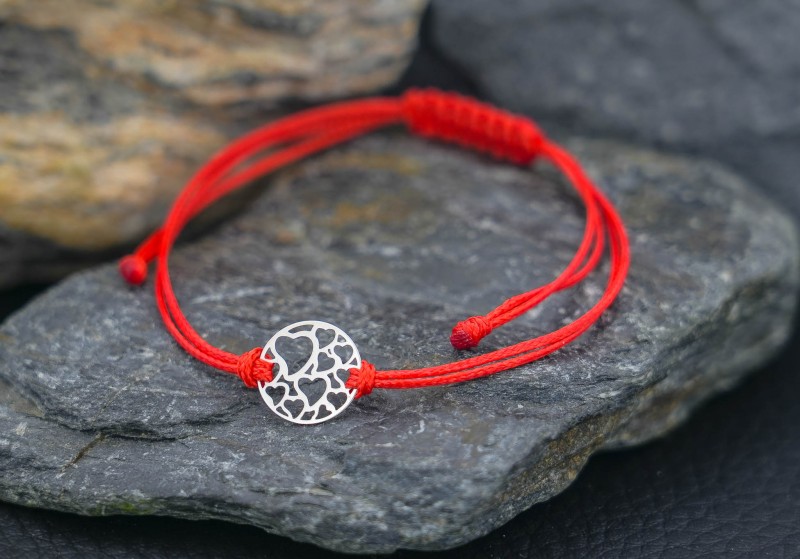 talizman-szczescia-czerwona-nitka-srebrne-serduszka.jpg
