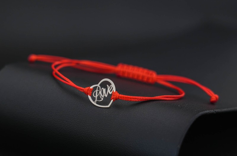 talizman-milosci-czerwona-nitka-srebrne-love.jpg