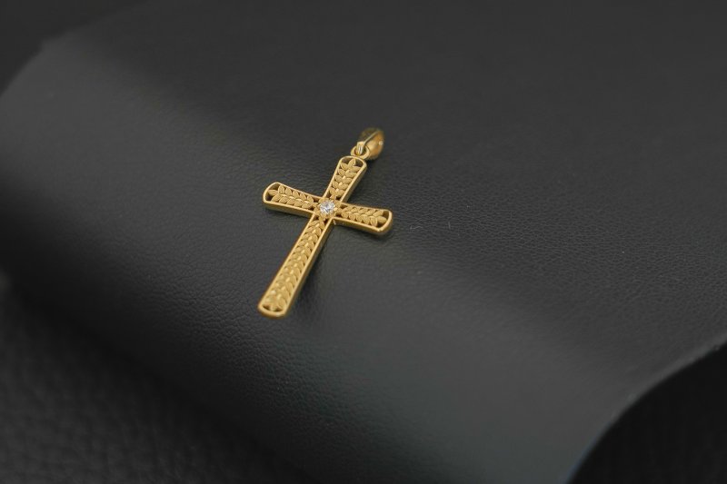 zawieszka-krzyz-zloto-585-elegancka.jpg