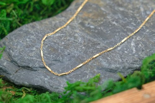 Złoty łańcuszek o splocie ankier z delikatnymi ozdobnymi blaszkami 1,45g,1mm,50cm, Próba375
