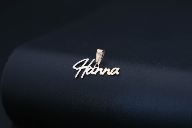 wisiorek-zloty-napis-hanna-zloto-14k-0-48g.jpg
