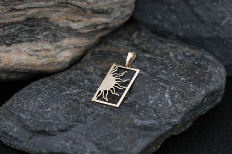 elegancki-wisiorek-zloto-14k-slonce-w-ramce-gold-shop.jpg