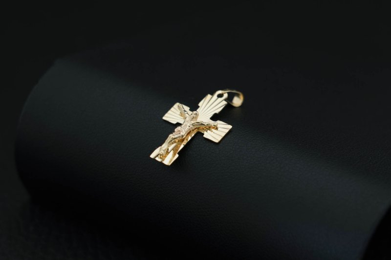 krzyzyk-zloty-z-wizerunkiem-chrystusa-29mm.jpg