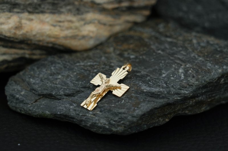uniwersalna-zawieszka-krzyzyk-jezus-1-75g.jpg
