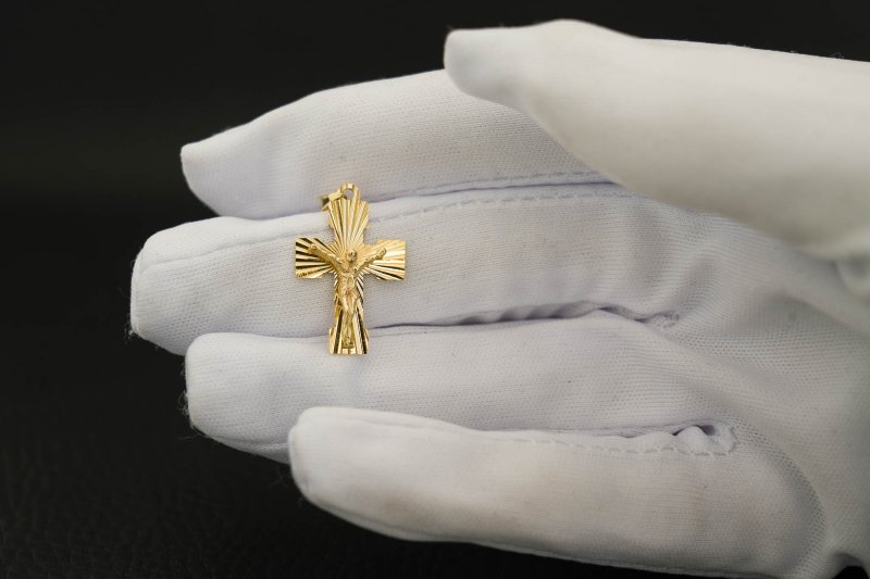 wisiorek-krzyzyk-jezus-promienie-powidzki.jpg