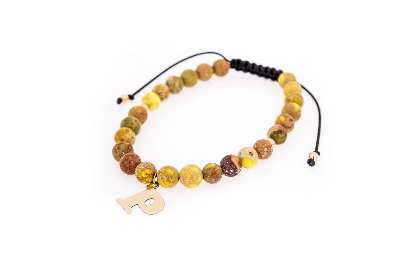 Biżuteria z kamieniami i złotem na rękę