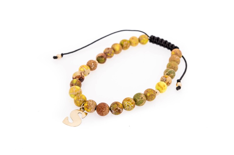 Literka alfabetu w bransoletce z kamieniami i złotem.jpg