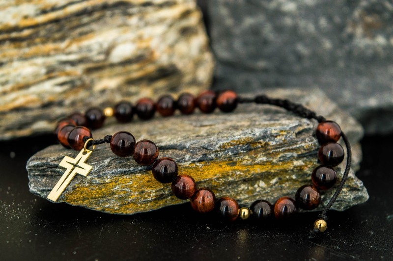 Krzyżyk na kamieniu bawole oko złoty.jpg