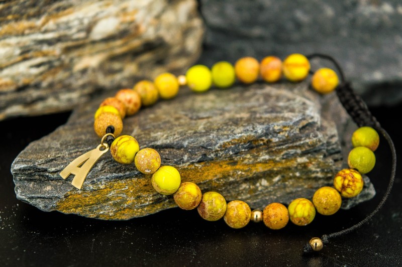 bransoletka ze złotą literką alfabetu.jpg