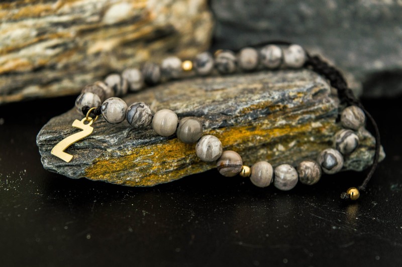 Bransoletka z literką i naturalnymi kamieniami.jpg