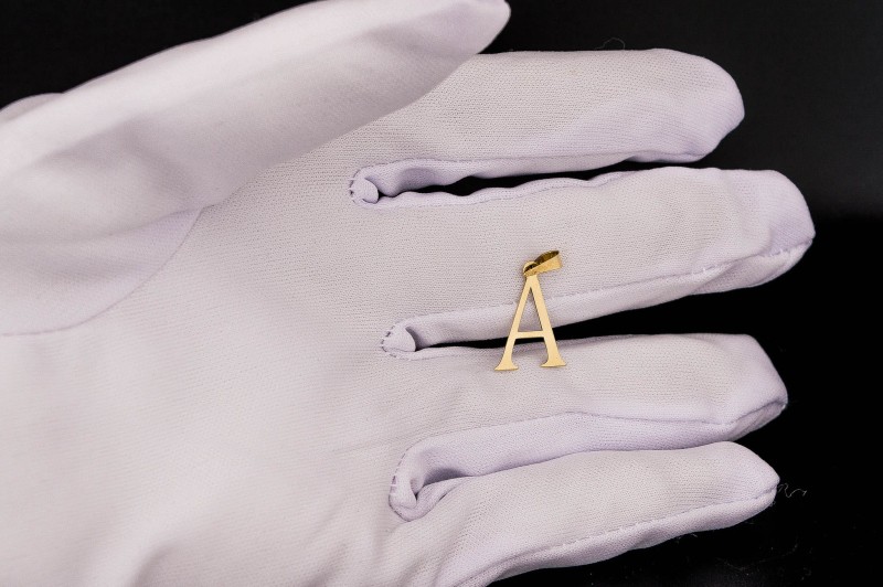 Literka A ze złota zawieszka.jpg