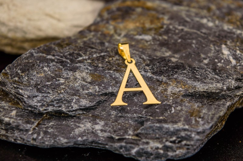 Złota zawieszka Literka alfabetu A.jpg