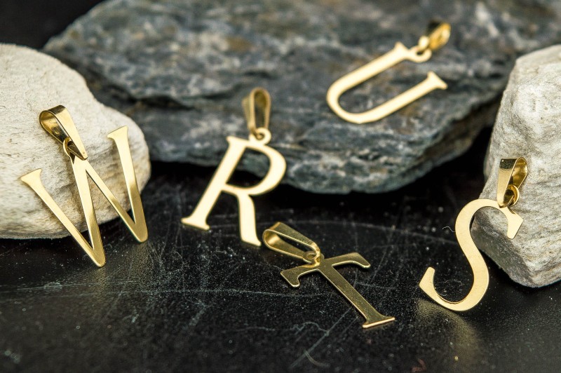 Literki alfabetu wykonane ze złota jako wisiory.jpg