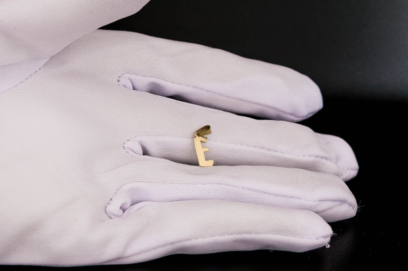 złota zawieszka litera alfabetu.jpg