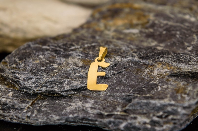 wisiorek z literką E.jpg