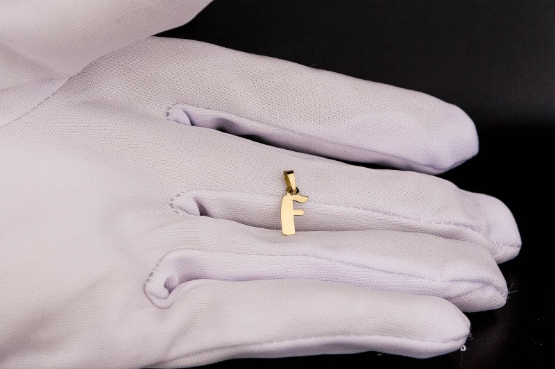 wisiorek z literą F.jpg