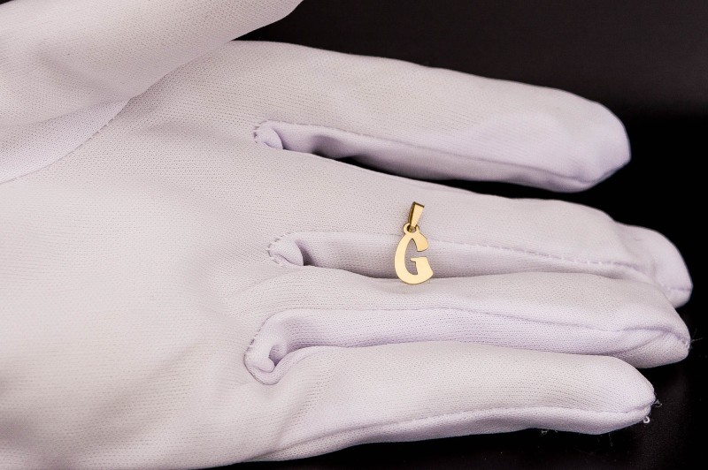 złoty wisiorek literka G.jpg