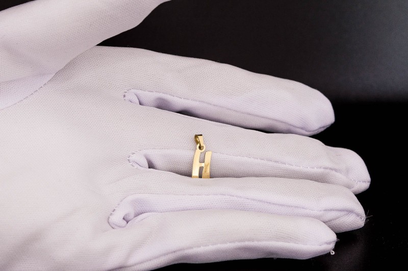 wisiorek z literką H.jpg