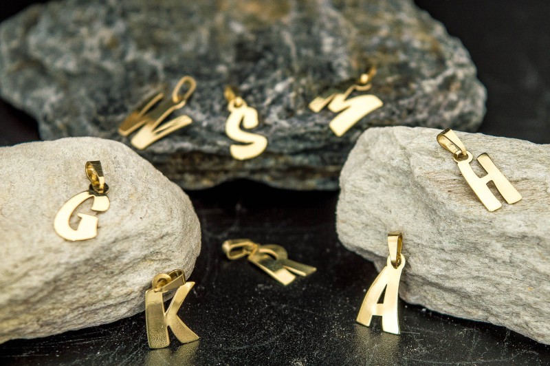 zawieszki złote litery.jpg