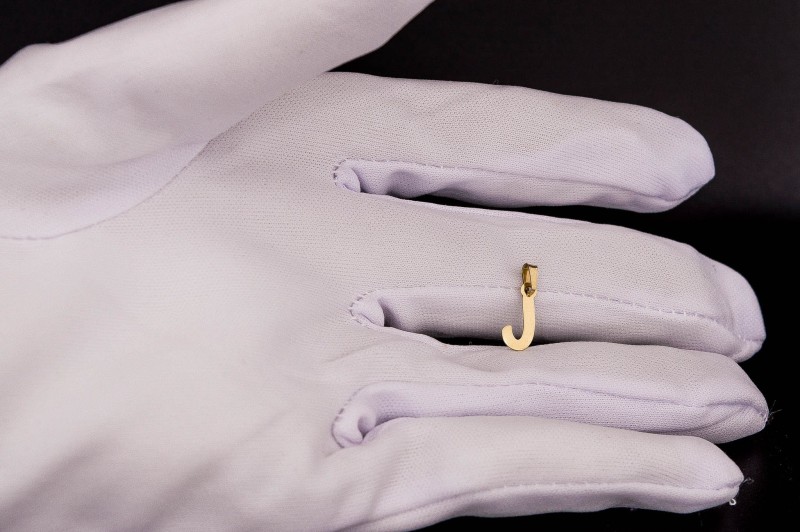 wisiorek z literą J.jpg