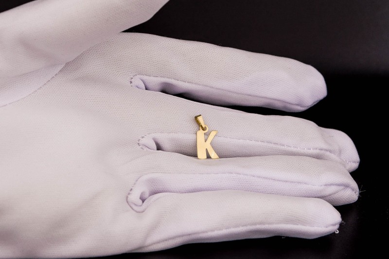 wisiorek z literą K.jpg