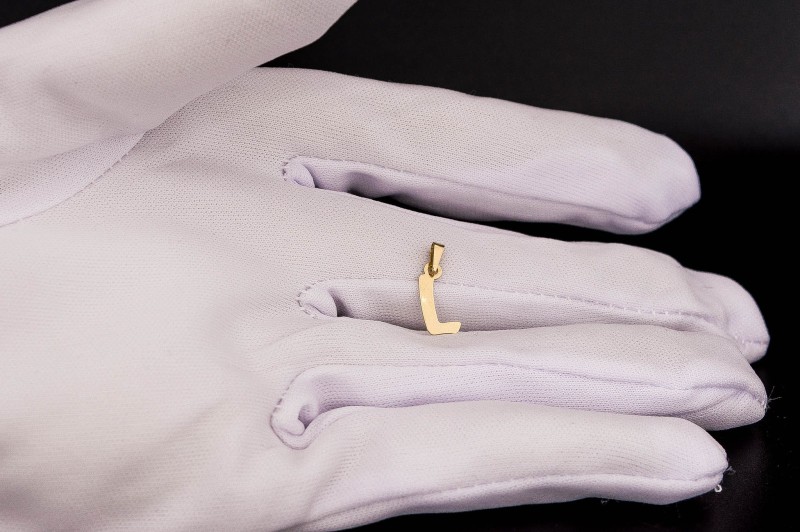 wisiorek z literką L.jpg