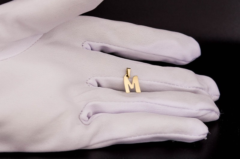 wisiorek z literą M.jpg