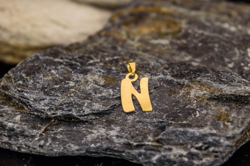 zawieszka z literą alfabetu.jpg