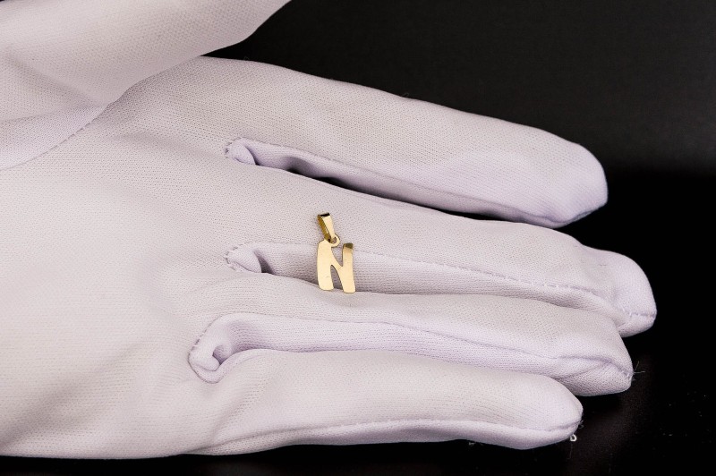 złoty wisiorek z literka N.jpg