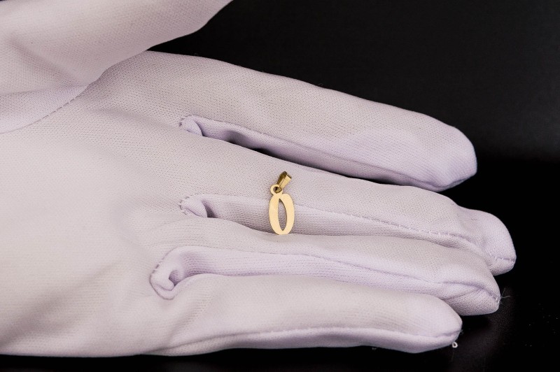 wisiorek z literą O.jpg