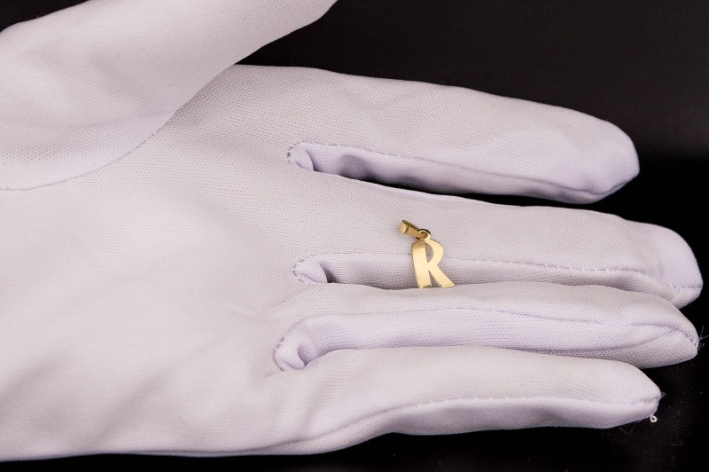 wisiorek złoty z literą R.jpg