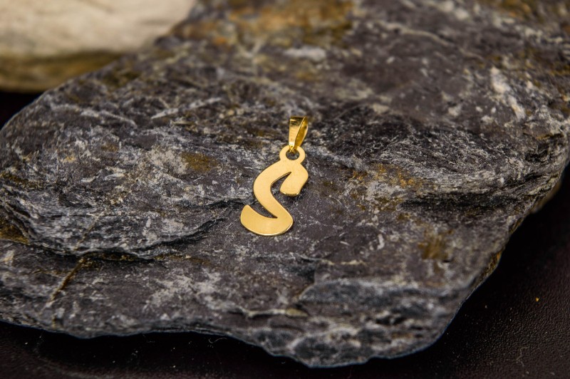 złota zawieszka litera alfabetu.jpg